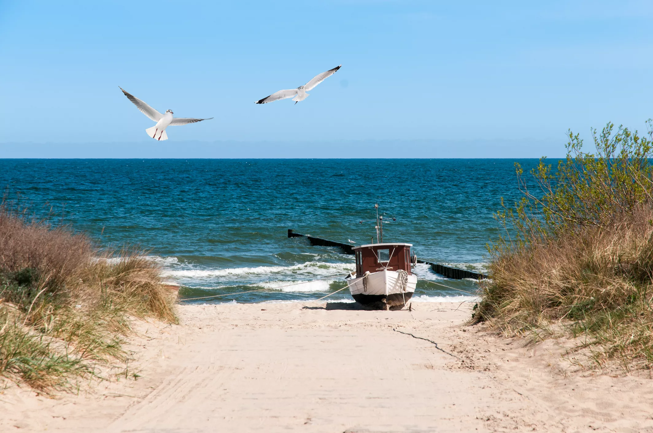 Traditionelles Fischerboot am Ostseestrand von Usedom bei Koserow – regionale Verwurzelung des Immobilienmaklers