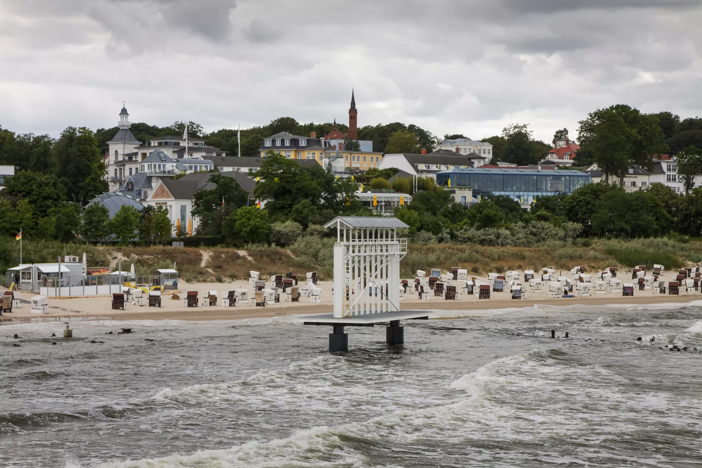 Ostseestrand von Heringsdorf auf der Insel Usedom mit Strandkörben und historischer Bäderarchitektur