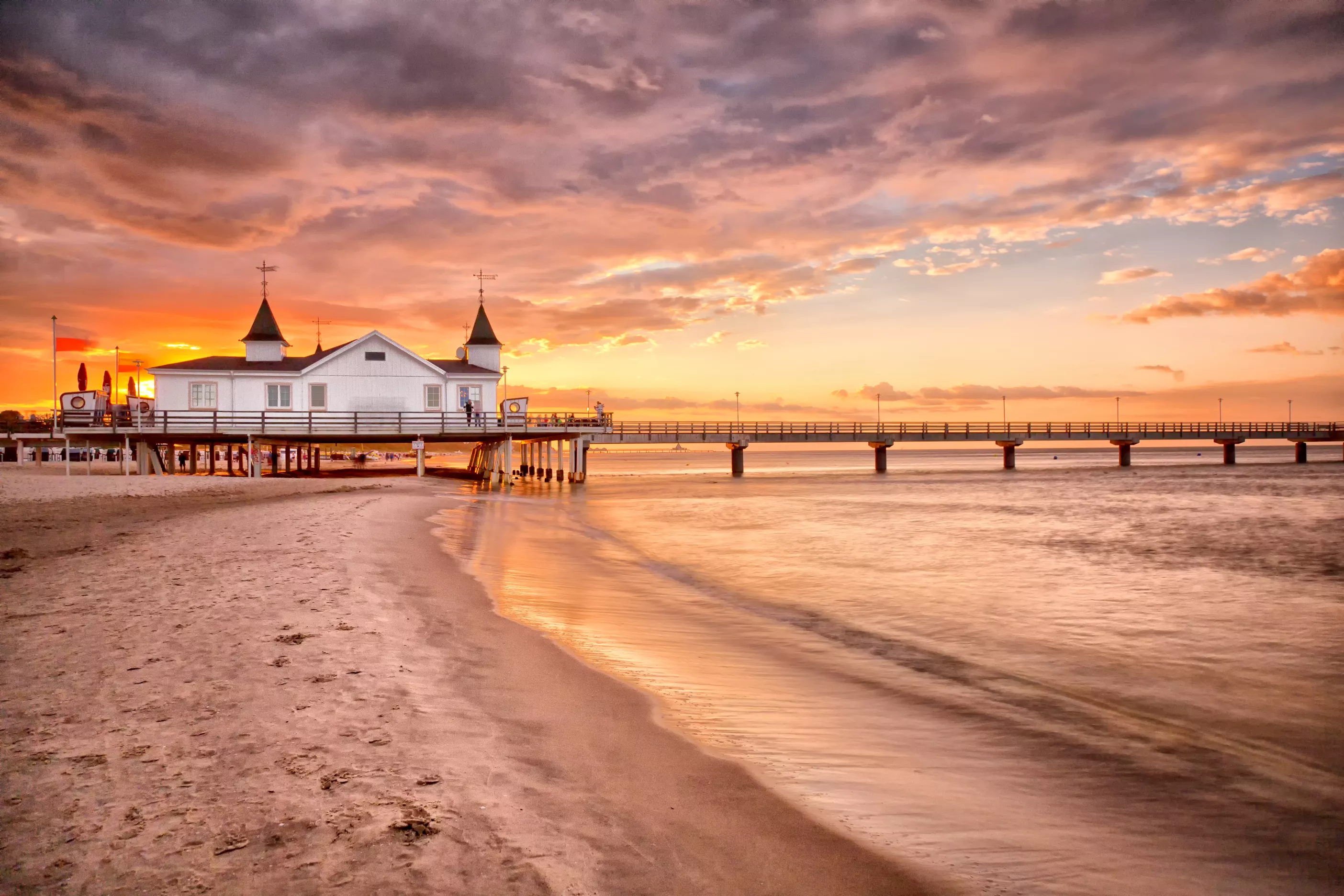 Historische Seebrücke Ahlbeck auf der Insel Usedom, ins warme Licht des Sonnenuntergangs getaucht